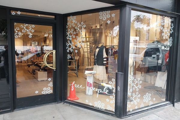 Vinyl lettering for windows